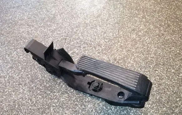 Mercedes-Benz CLS C219 Accelerator throttle pedal A2113000904