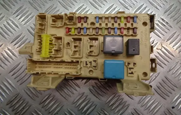 Toyota Avensis T250 Fuse box cover