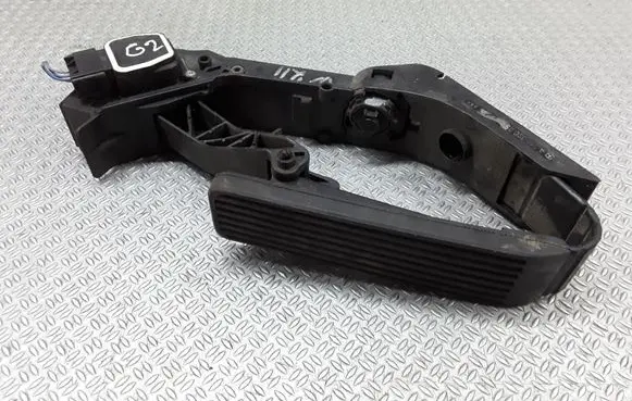 Mercedes-Benz E W211 Accelerator throttle pedal A2113000504