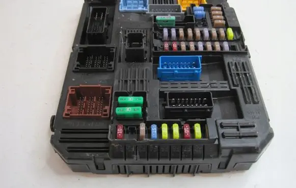 Peugeot Partner III Fuse box set 9832881080