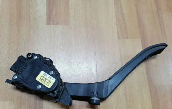 Volkswagen Touareg I Accelerator throttle pedal 7L0723507A 040905