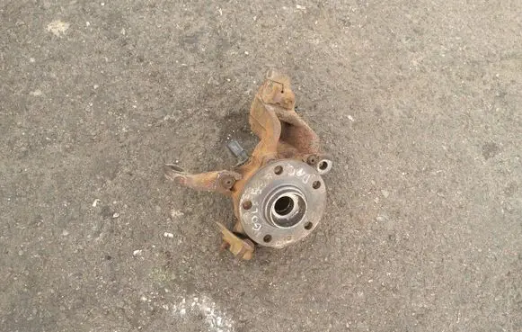 Volkswagen Golf V Front wheel hub