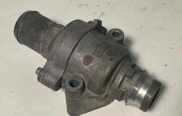 Thermostat/thermostat housing