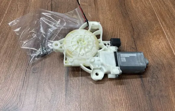 Mercedes-Benz E W213 Front door window regulator motor A0009065706