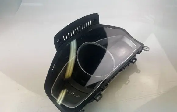 Volvo V70 Speedometer (instrument cluster) 31473468