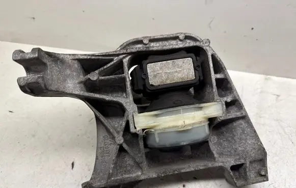 Peugeot 308 Engine mount bracket 4A103720
