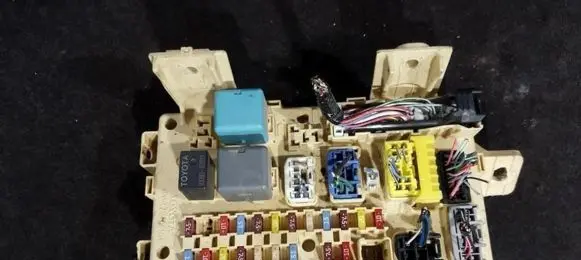 Toyota Avensis T250 Fuse box set 82641ca020f 05040111460401