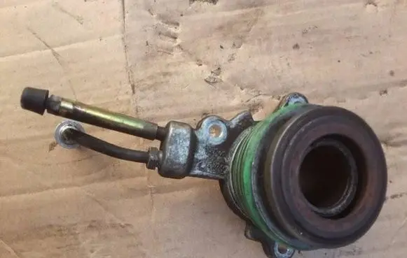 Ford Mondeo Mk III Clutch slave cylinder 