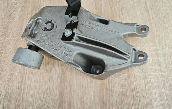 BMW X4 G02 Engine mounting bracket 6864595