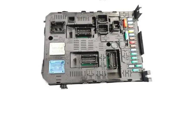 Peugeot 407 Fuse module 281197595