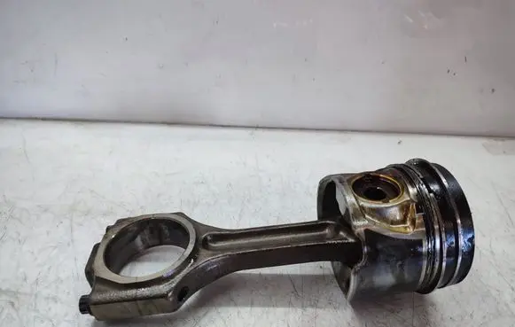 KIA Carens II Piston with connecting rod