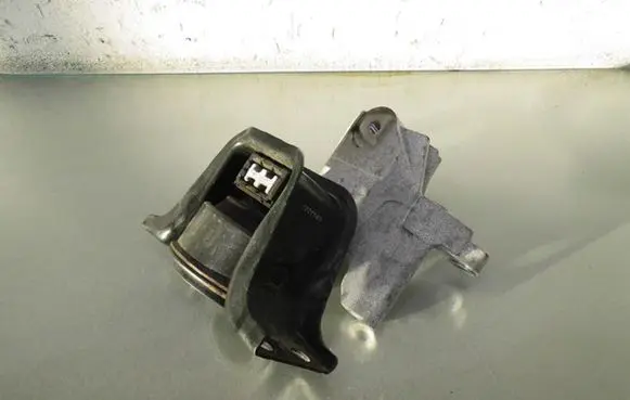 Nissan Juke I F15 Engine mount vacuum valve 