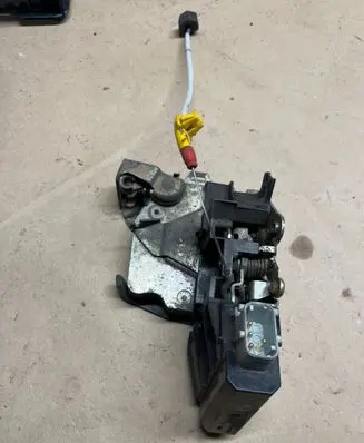 BMW 5 E39 Front door lock 8352165 40620757