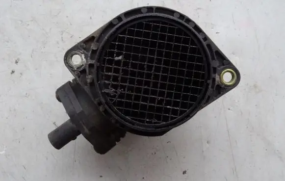 Audi A4 S4 B5 8D Mass air flow meter 0280217121 06A906461