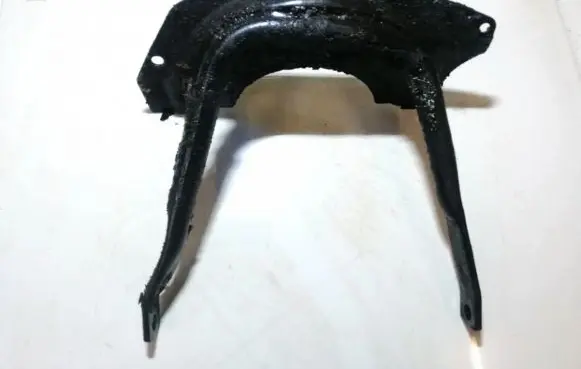 Volkswagen Golf V Engine mounting bracket