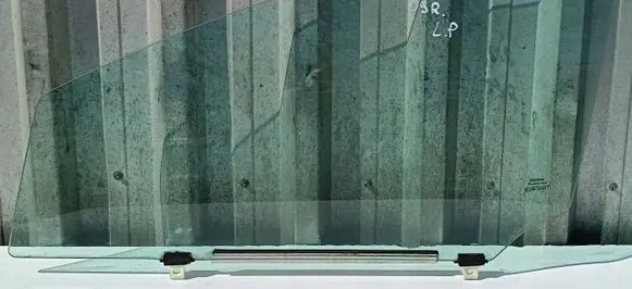 Toyota Avensis T270 Sliding door window/glass 