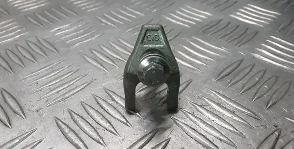Nissan Navara D23 Fuel Injector clamp holder 