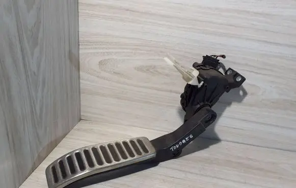 Volkswagen Touareg I Accelerator throttle pedal 7L6723507