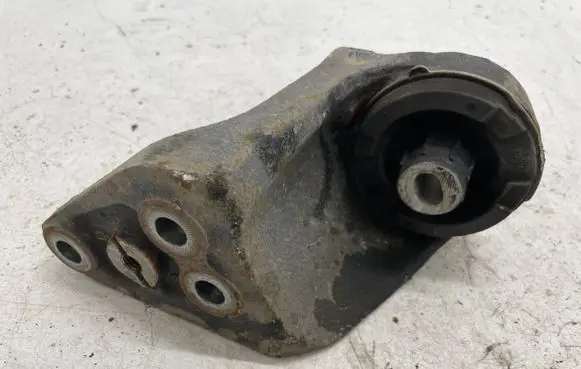 Engine mount bracket