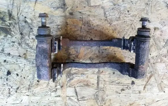Toyota Avensis T250 Front Brake Caliper Pad/Carrier 