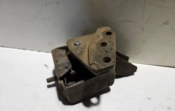 Engine mount bracket