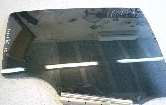 Toyota Yaris Sliding door window/glass 
