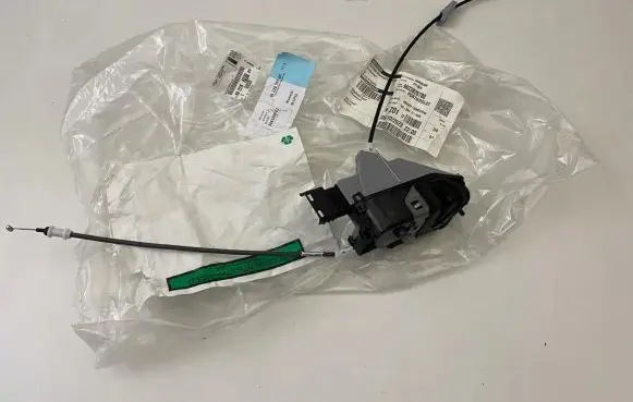 Peugeot 5008 II Front door lock