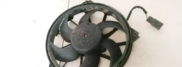 Radiator cooling fan shroud