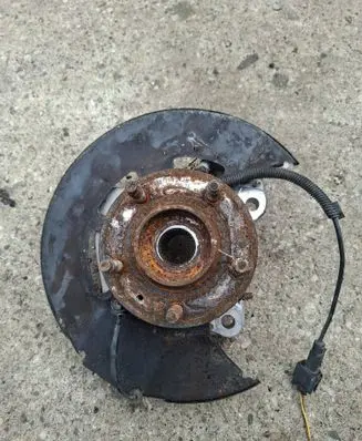 Opel Zafira C Front wheel hub 13583479
