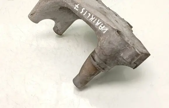 Engine mounting bracket