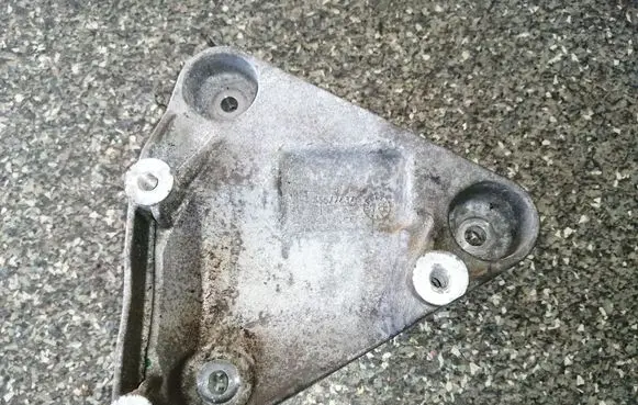 Buick Encore I Engine mounting bracket 55577637