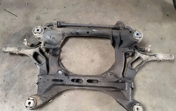 Volkswagen Touareg I Front subframe 7L6400025
