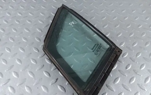 Toyota Avensis T270 Front door vent window glass four-door 6821605010