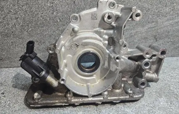 Volkswagen Golf VII Oil pump 05E115109