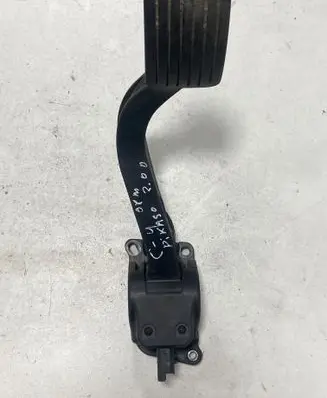 Accelerator throttle pedal