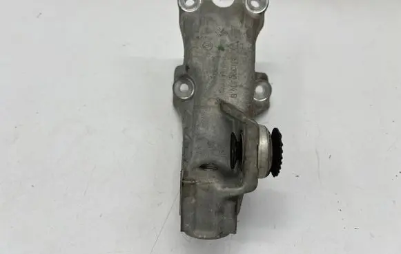 Engine mounting bracket