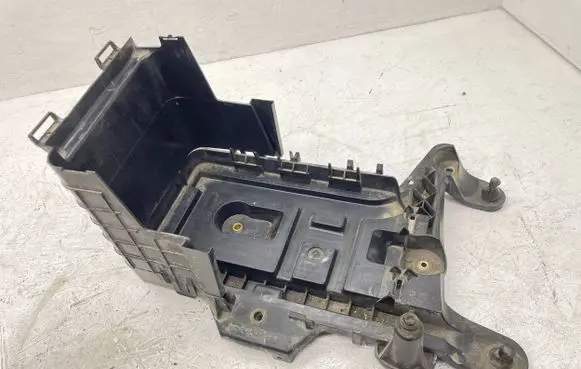 Volkswagen PASSAT B6 Battery box tray 1K0915333C
