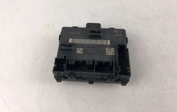 Volkswagen Tiguan Door control unit/module 5Q0959593F