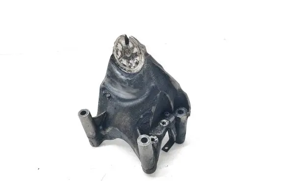 Volkswagen Touareg I Engine mounting bracket 070199308A