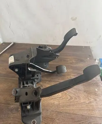 Accelerator throttle pedal
