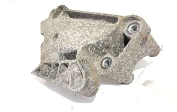 Volkswagen Golf VII Engine mounting bracket 04L199207