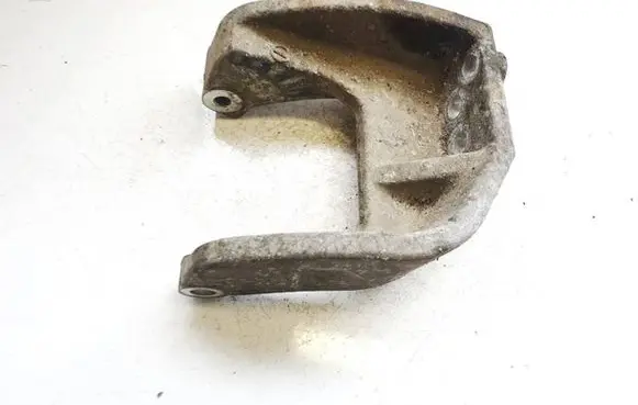 Suzuki SX4 Engine mount bracket