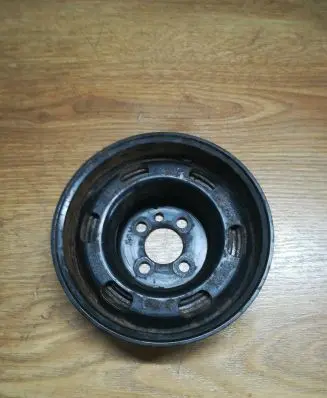 Volkswagen PASSAT B5.5 Crankshaft pulley 06B105243D