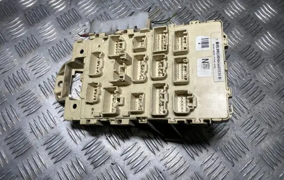 Toyota Yaris Fuse box set 827300D040