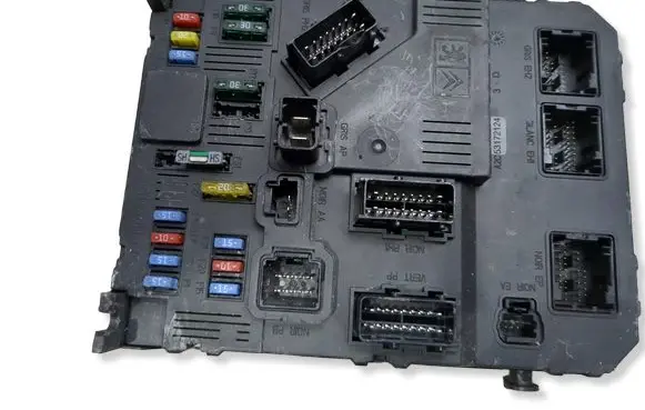 Peugeot Partner Fuse module 9657999780 S118085220F