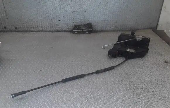 Opel Meriva B Front door lock 13258271