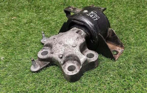 Buick Encore I Engine mount bracket 95273477
