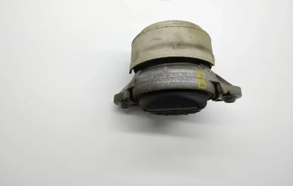 Mercedes-Benz GLK (X204) Engine mount bracket A2042403517 B143872