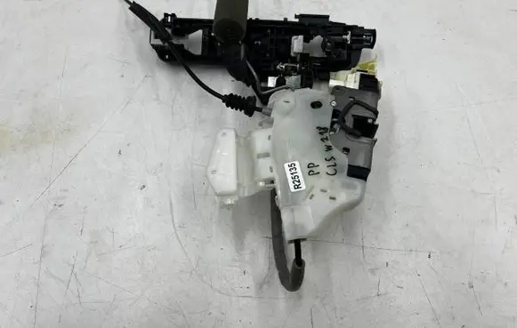 Mercedes-Benz CLS C218 X218 Front door lock A2047203035