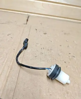 Hyundai Kona I Windshield washer fluid level sensor 
